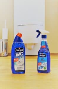 durgol surface Bad-Entkalker und WC-Reiniger effective blue vor Toilette