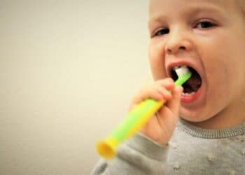 Kleinkind putzt sich die Zähne