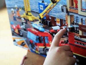 Junge mit Lego City 60216