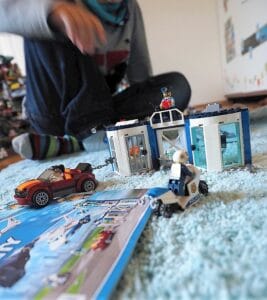 Junge mit Lego City Polizei
