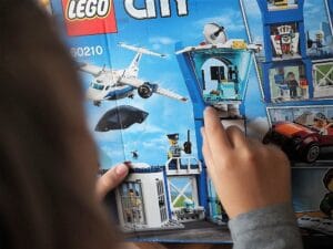 Junge mit Lego City 60210