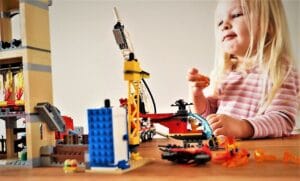 Mädchen mit Lego City 60216 Feuerwehr in der Stadt