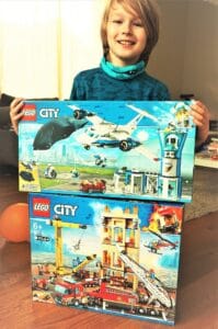 Junge mit Lego City Sets