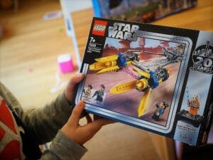 Junge mit Lego Star Wars 75258