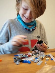 Junge baut Lego-Set zusammen