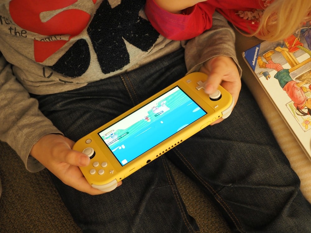 Nintendo Kinder spielen Switch Lite mit Super Mario Maker 2