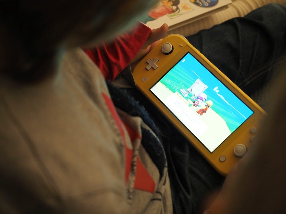 Nintendo Kind Spielt mit Switch Lite mit Super Mario Maker 2