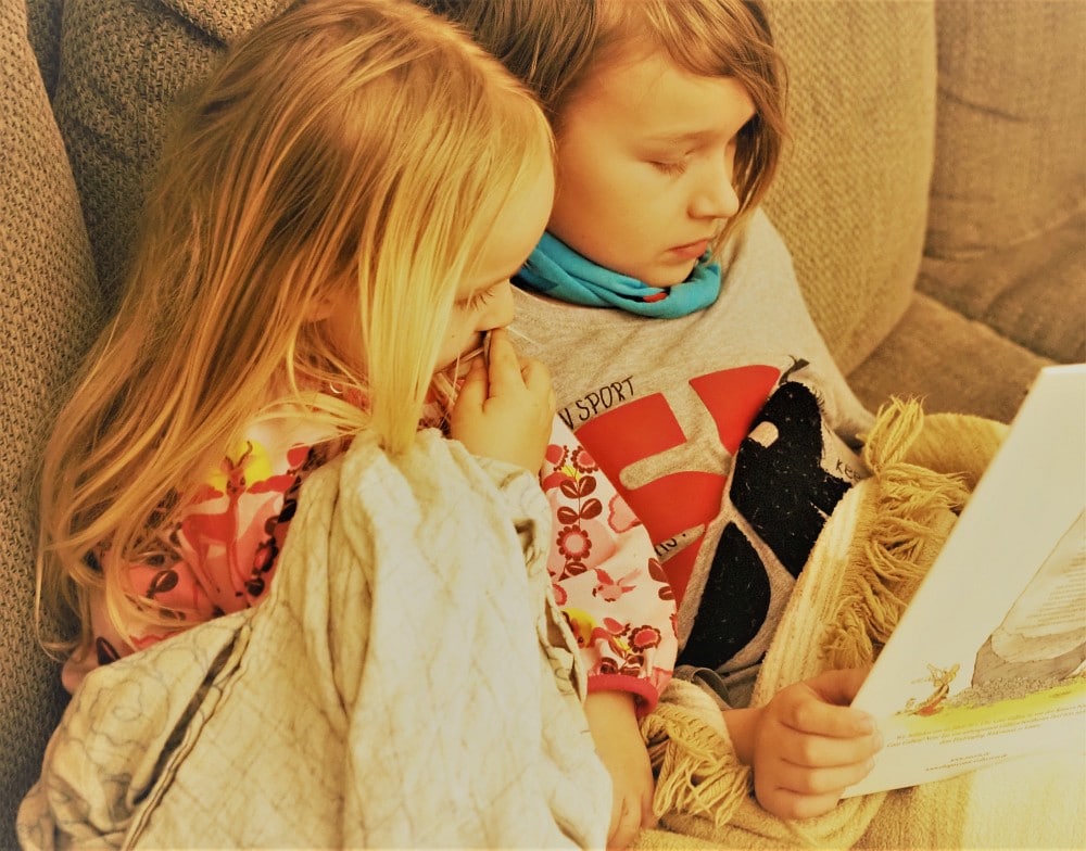 Kinder beim Lesen