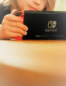Junge spielt an der Nintendo Switch