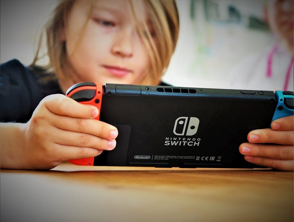 Junge spielt an der Nintendo Switch