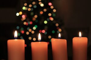 4 Kerzen vor Weihnachtsbaum-Bokeh, Advent