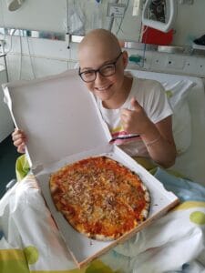Krenkskranke Jungendliche mit Pizza im Spital