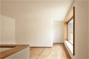 Offener Wohnraum mit Fensterfront und Parkettboden - Innenarchitektur
