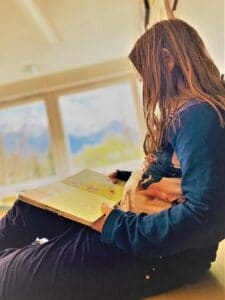 Schulkind liest Buch - lesen lernen
