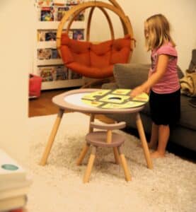Stokke Mutable Kinder-Spieltisch mit wechselnden Spiel- und Aktivitätsscheiben
