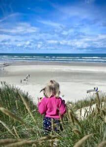 Kind am Strand von Blavand/Dänemark