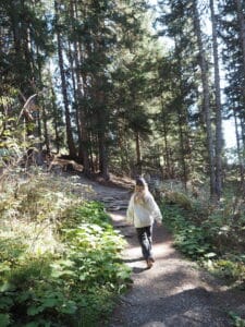 Kind unterwegs auf dem Themenpfad Hexenweg in Fiss