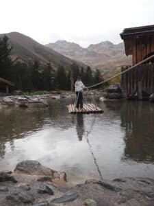 Mädchen auf Floss am Murmliwasser in Serfaus